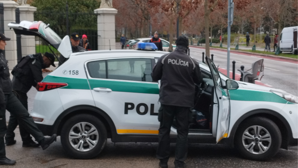 Policajti na proteste