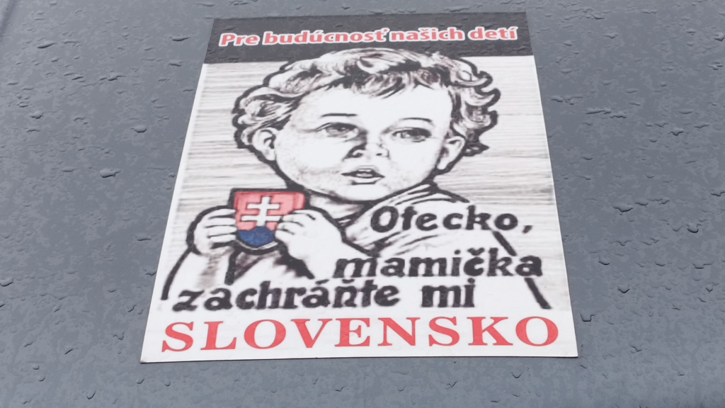 Kapota auta s ciatátom