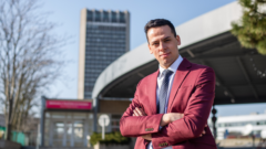 Kristián Čekovský s prekríženými rukami