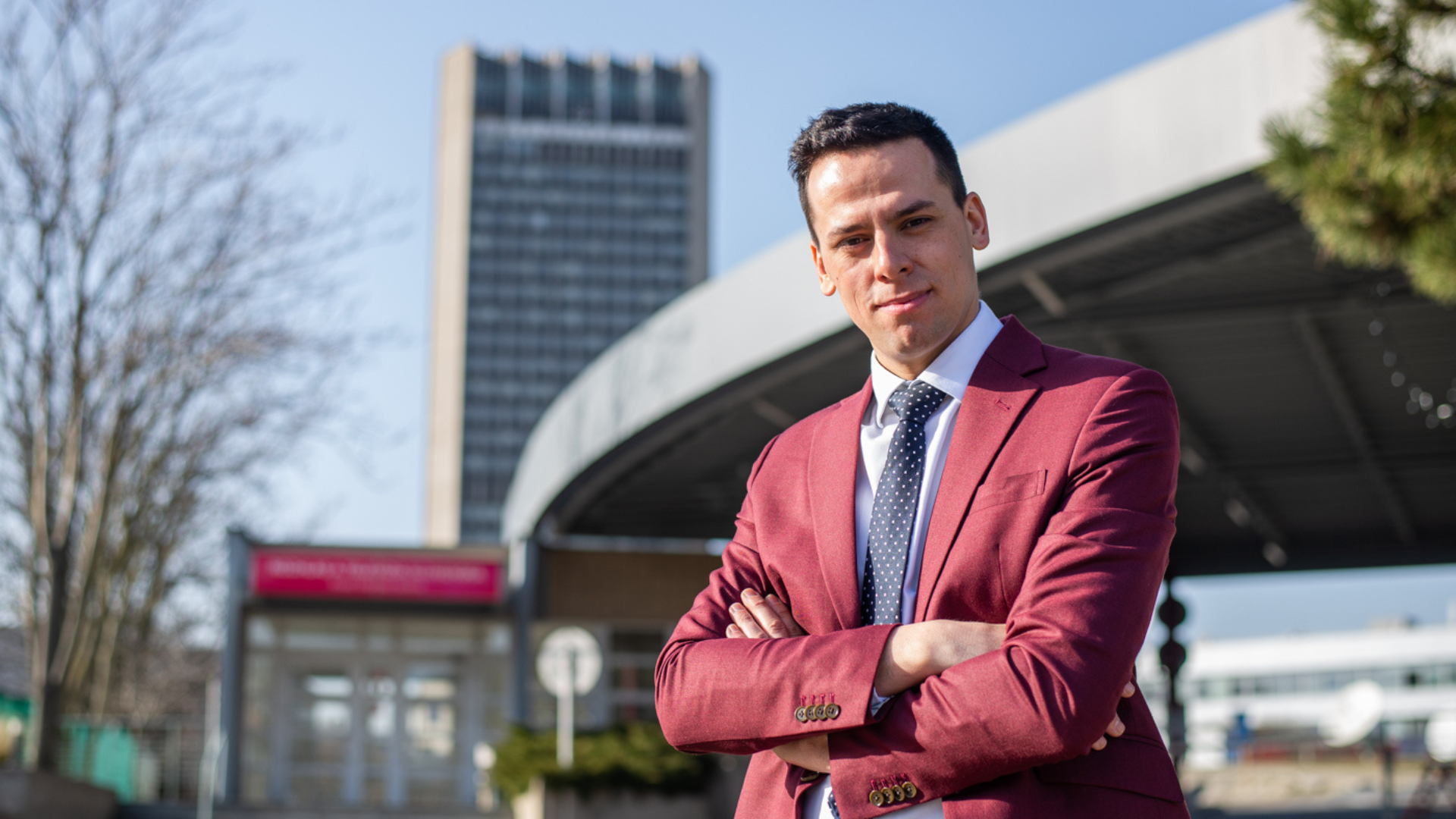 Kristián Čekovský s prekríženými rukami