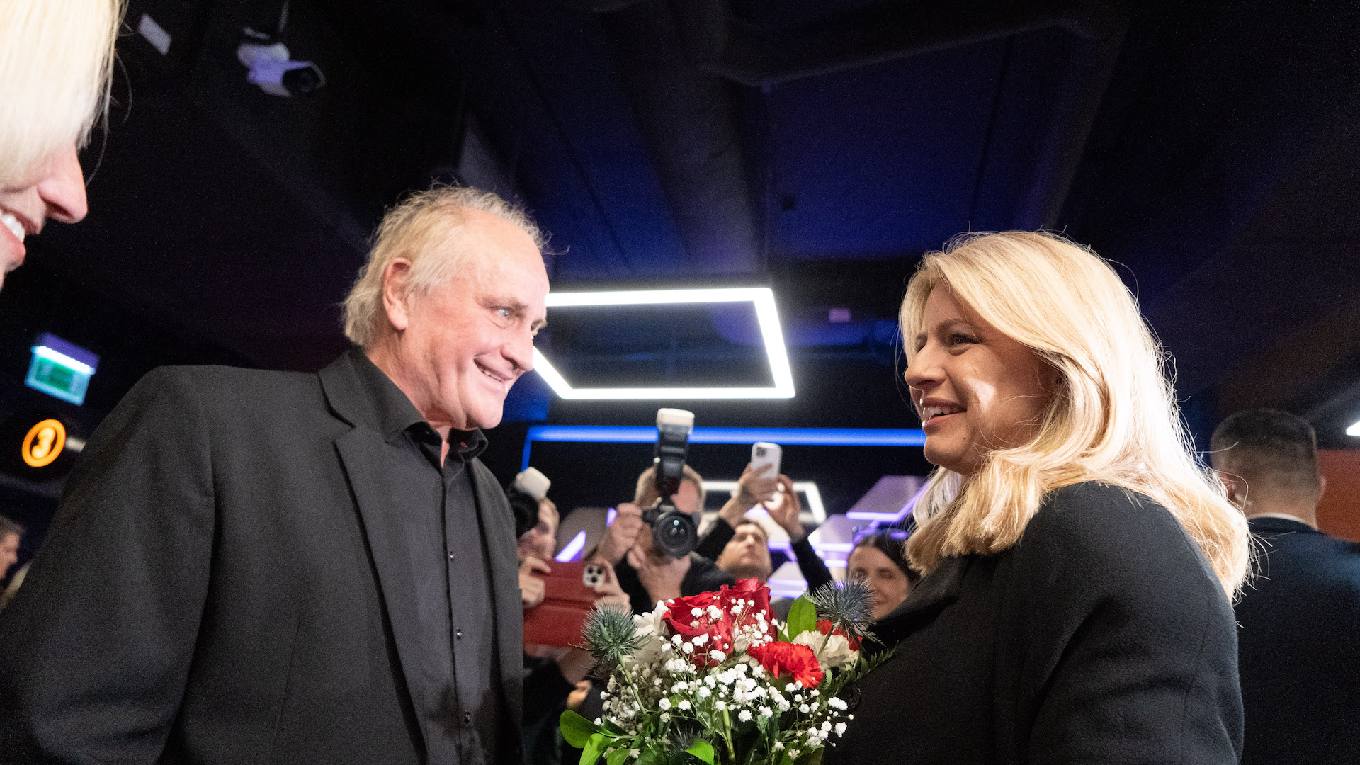 Michael Kocáb a prezidentka SR Zuzana Čaputová na premiére filmu o Kocábovi