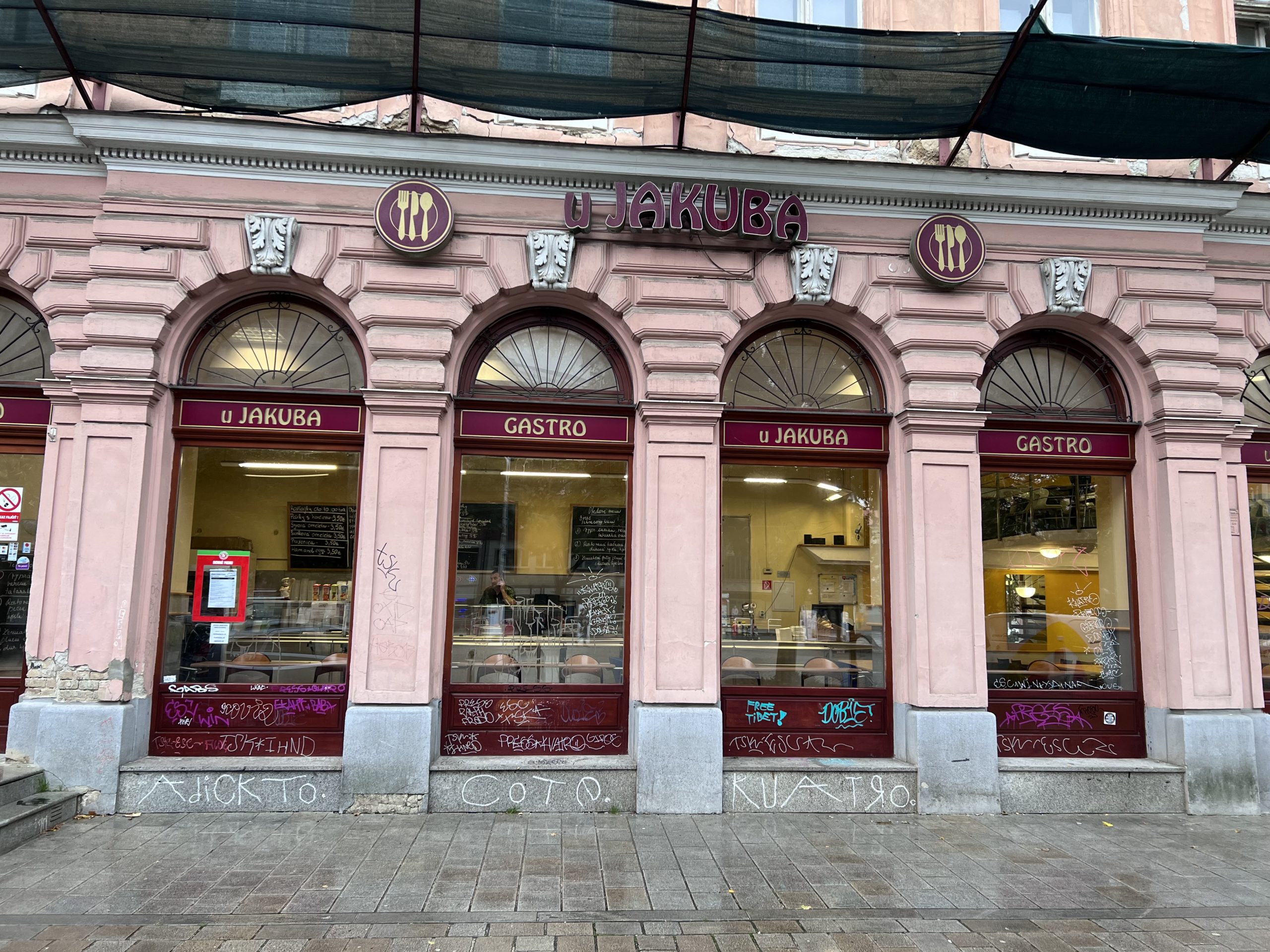U Jakuba je klasická kantína v absolútnom centre vedľa starej tržnice.