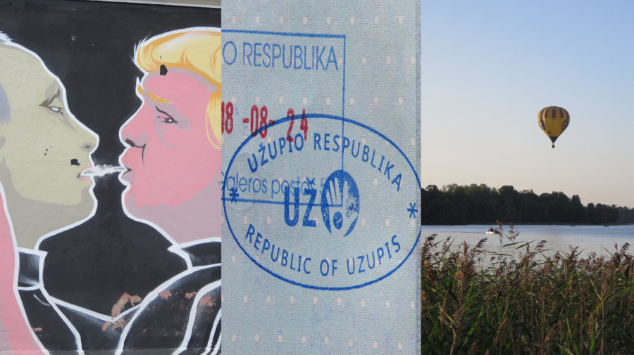 Graffitti - Putin a Trump sa bozkávajú, pečiatka v pase, balón nad vodou