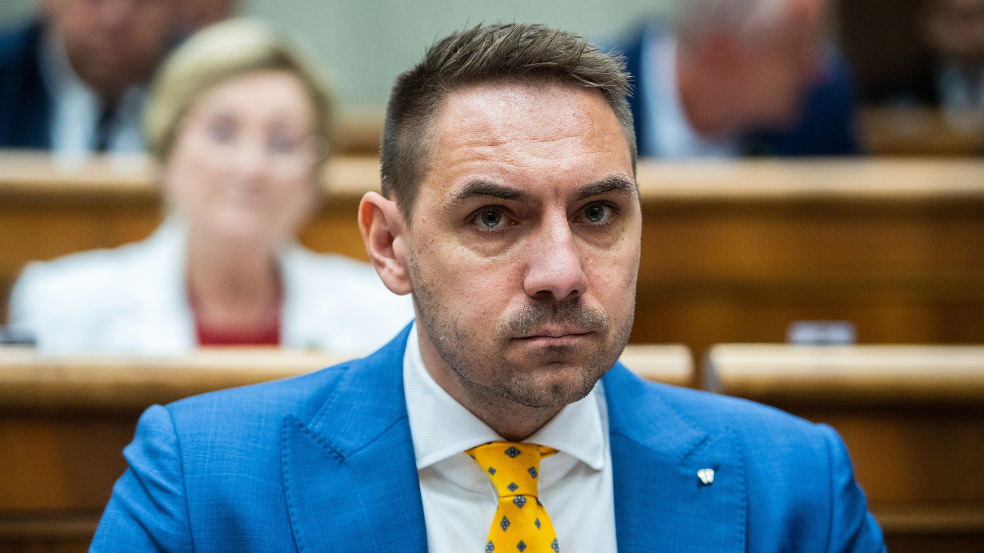 Na fotke poslanec György Gyimesi v parlamente