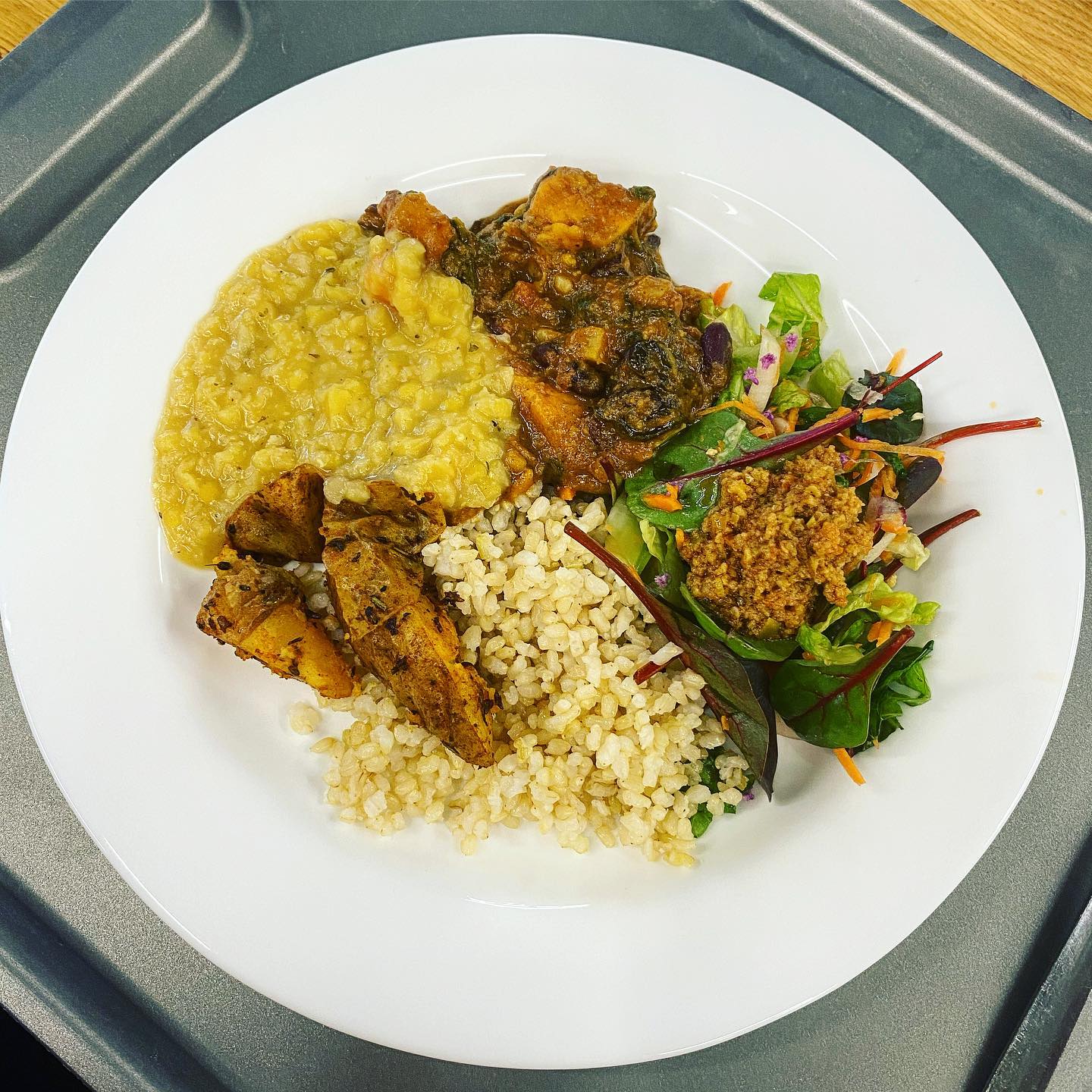 Čo oceňujem, je aj balenie so sebou, kde priestrannú nádobu zafóliujú a nehrozí úraz pri prenose.