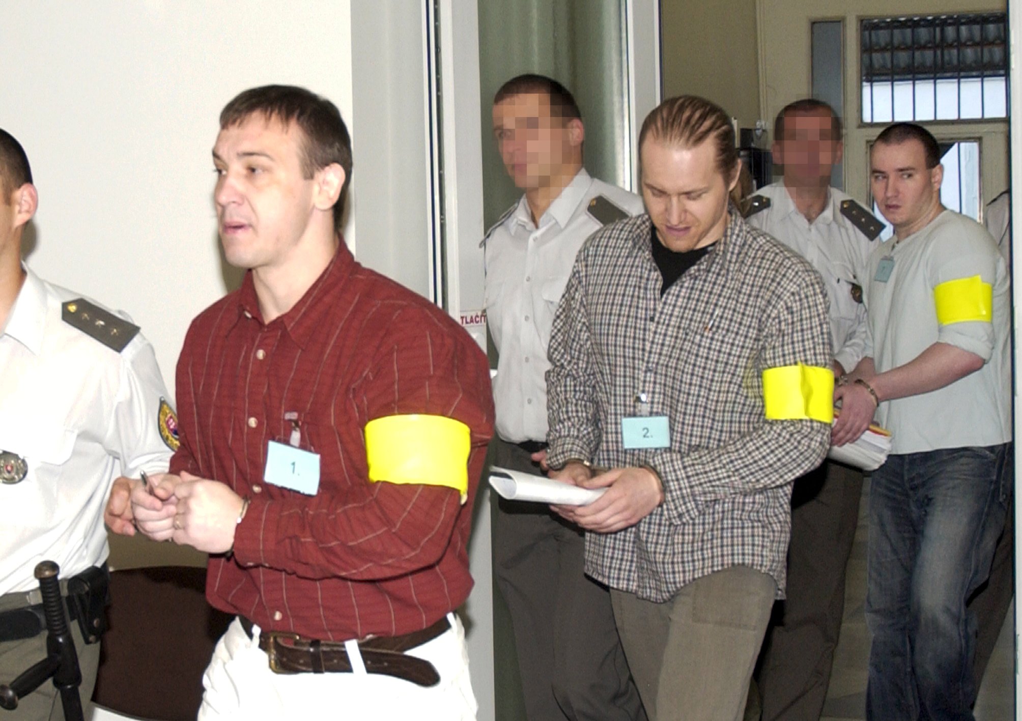 Mafiánsky boss Róbert Okoličány, za ním kráča Róbert NIgut a Marián Leško