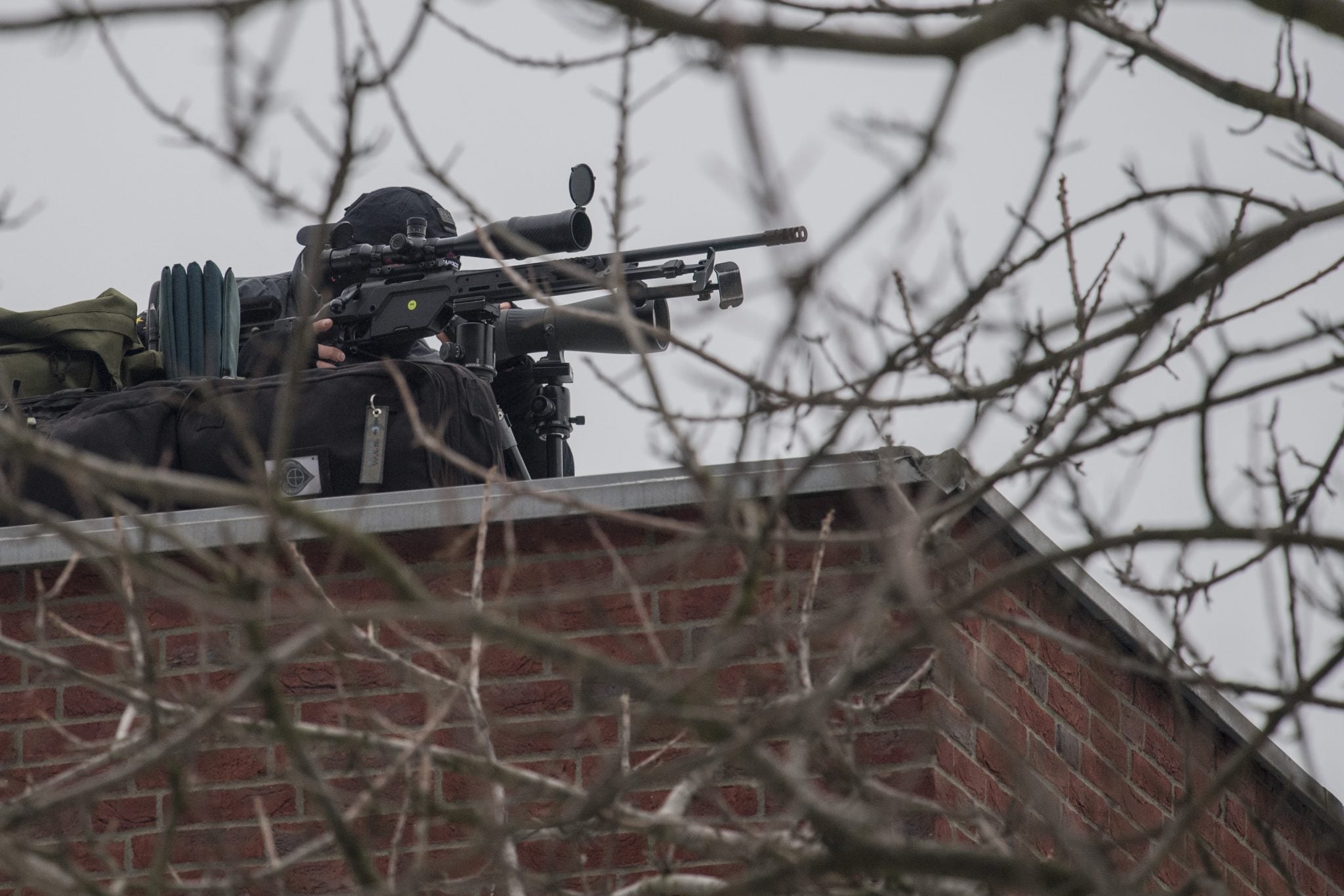 ostreľovač na streche budovy