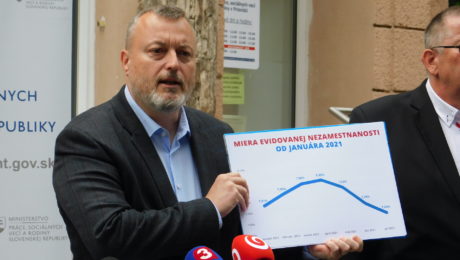 minister práce, sociálnych vecí a rodiny SR Milan Krajniak (Sme rodina) ukazuje graf s údajmi o evidovanej miere nezamestnanosti na Slovensku