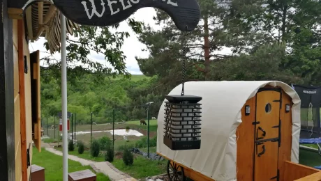 Disponuje všetkým, čo potrebuješ k plnému komfortu a pohodliu. V tomto vozni nájdeš ako televíziu, tak aj klimatizáciu či ohrievač.