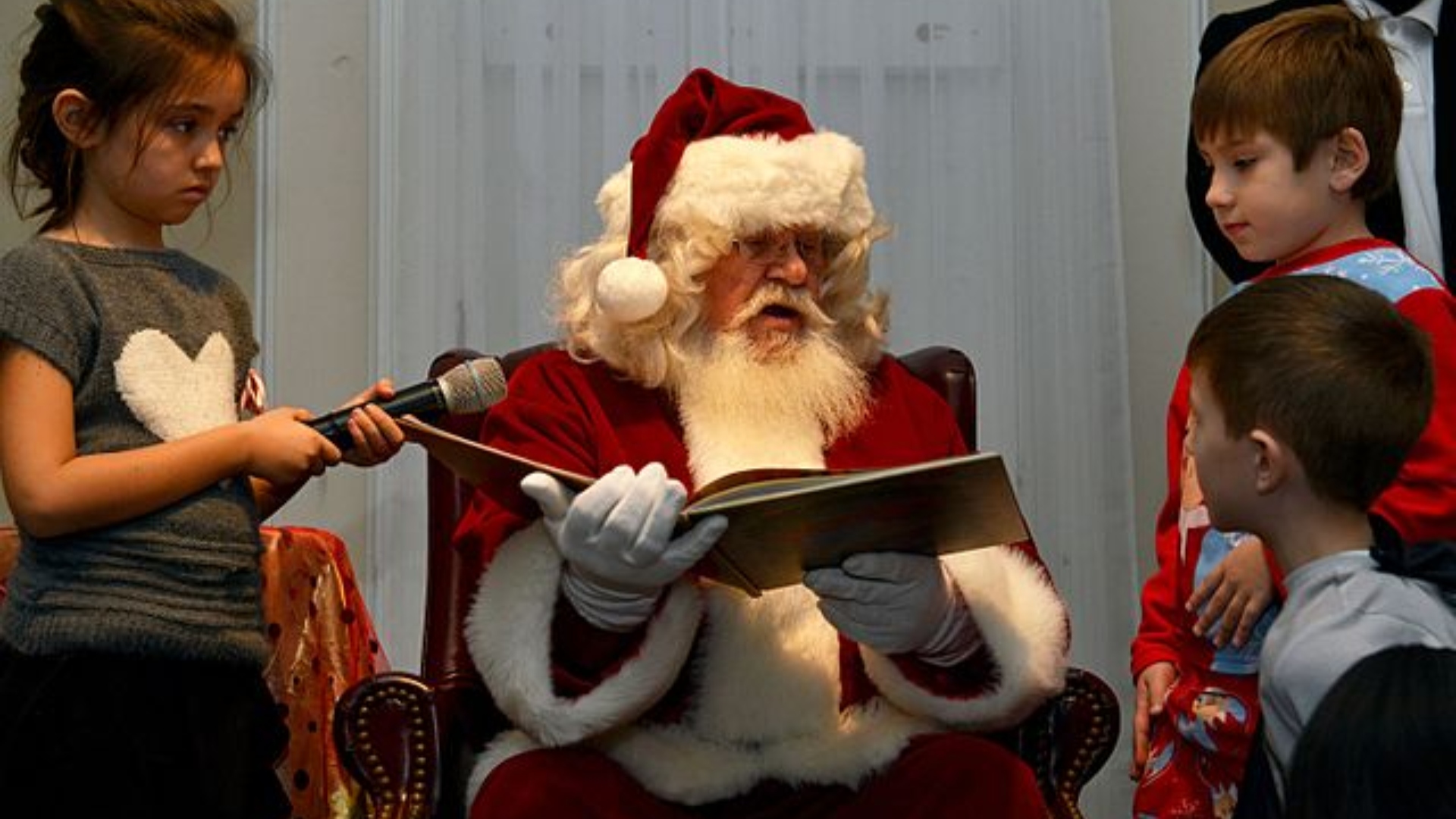 Na snímke je Santa Claus a deti.