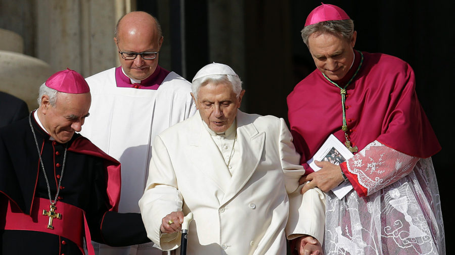Benedikt XVI. schádza po schodoch s pomocou kardinálov