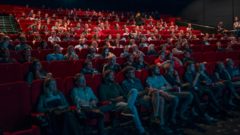 ľudia v kinosále pozerajú film