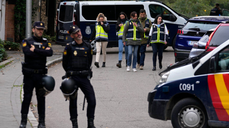 Policajti hliadkujú pred ukrajinským veľvyslanectvom v Madride