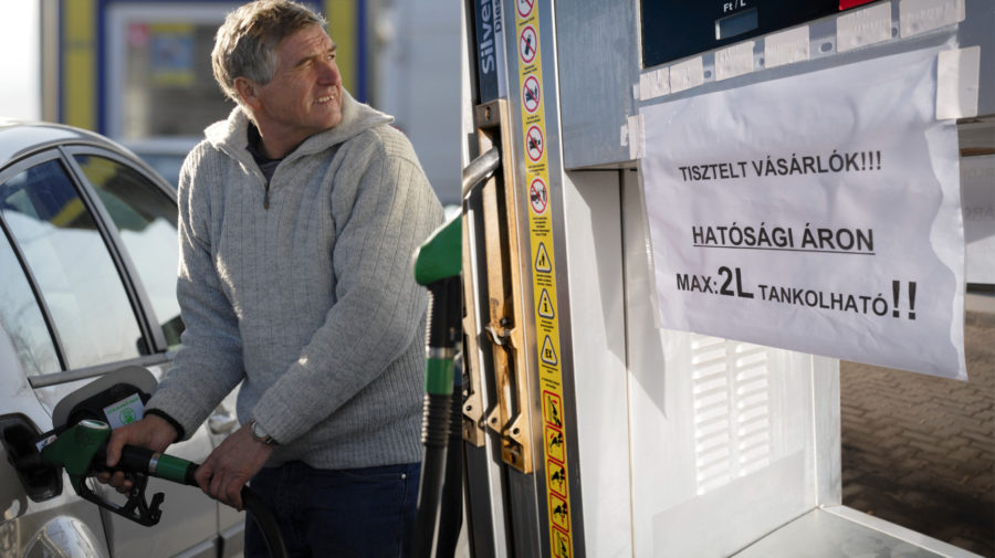 Tankovanie, „Drahí zákazníci! Za regulované ceny môžete natankovať maximálne dva litre pohonných hmôt,“ nápis na čerpacej stanici v Maďarsku