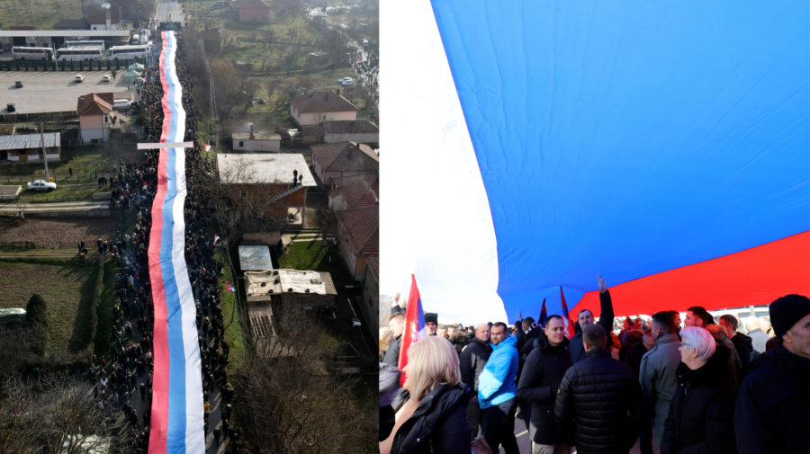 Kosovskí Srbi nesú srbskú zástavu počas protestu