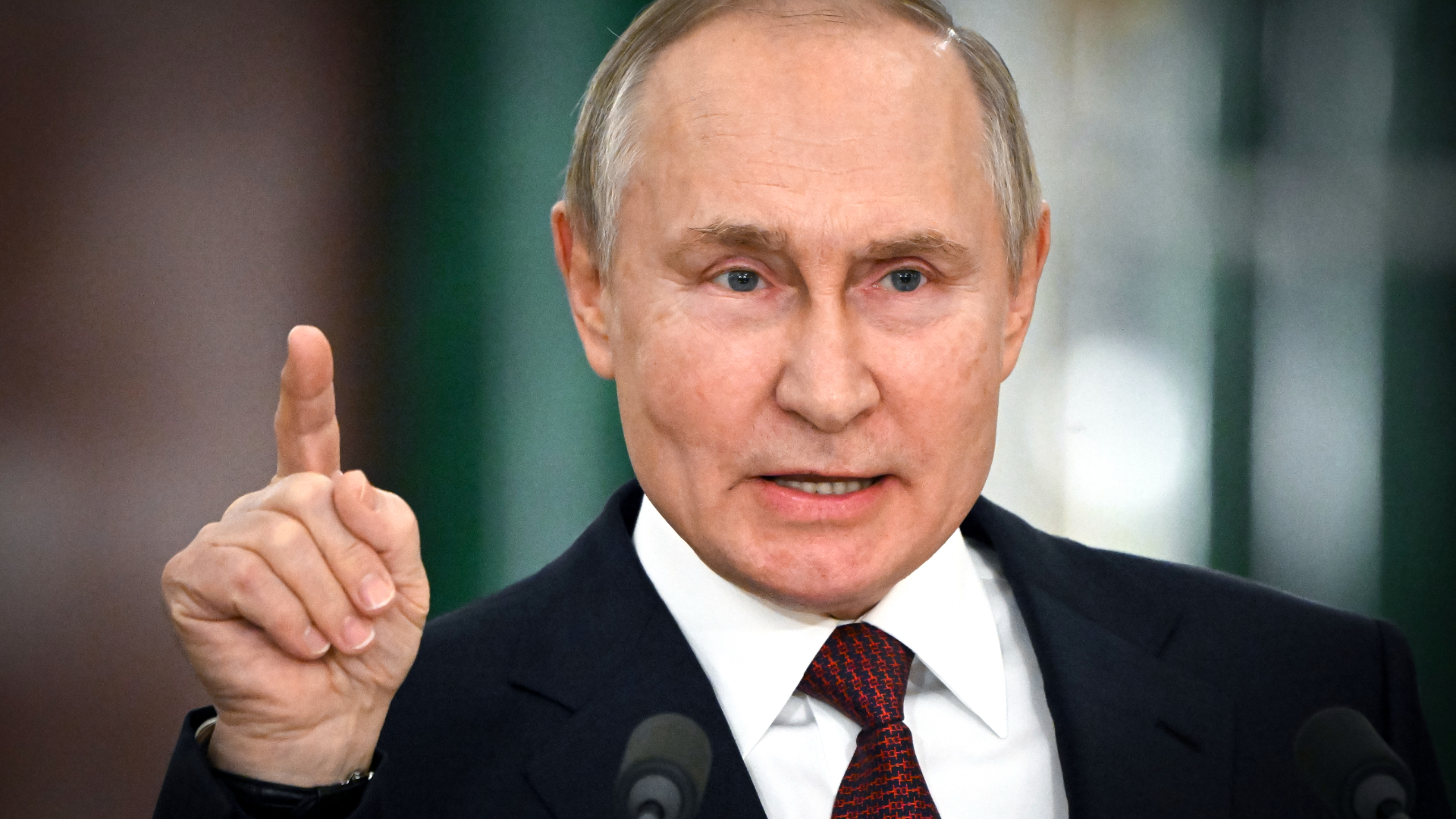 Ruský prezident a šéf Kremľa Vladimir Putin namosúrený