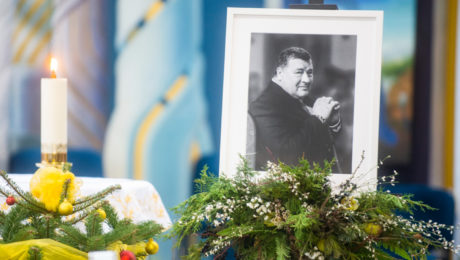 Čiernobiela fotografia počas poslednej rozlúčky s profesorom Vladimírom Krčmérym