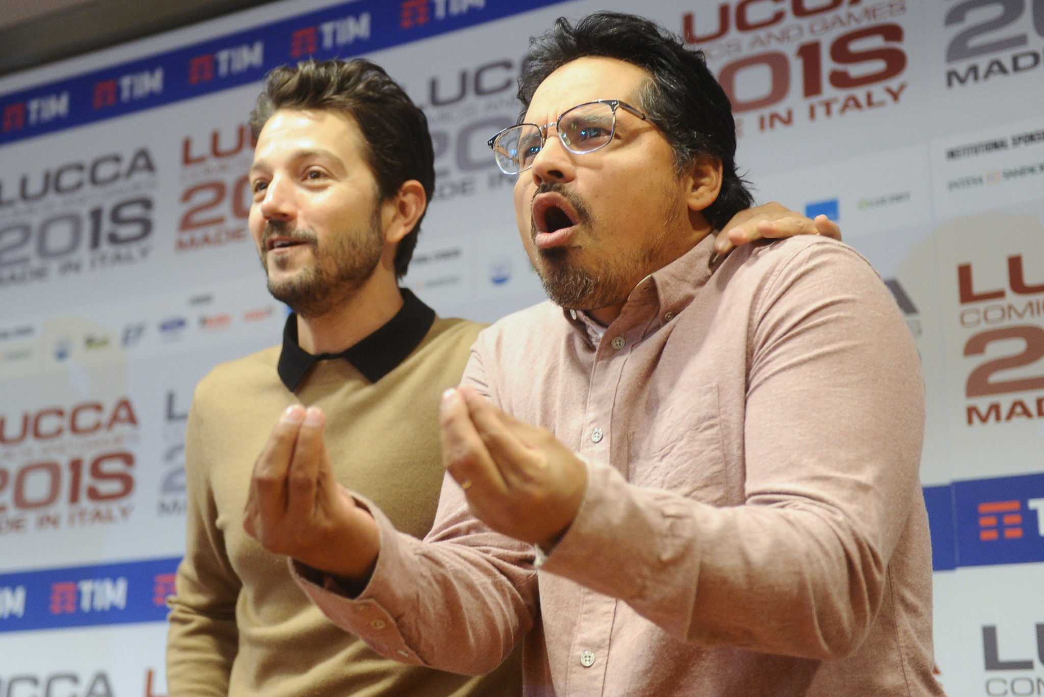 Diego Luna a Michael Peña, protagonisti Narcos: Mexico v Lucca Comics & Games. Tlačová konferencia v Obchodnej komore.