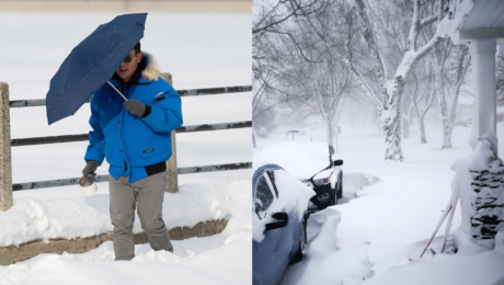 Muž kráčajúci v snehu a zasnežené autá