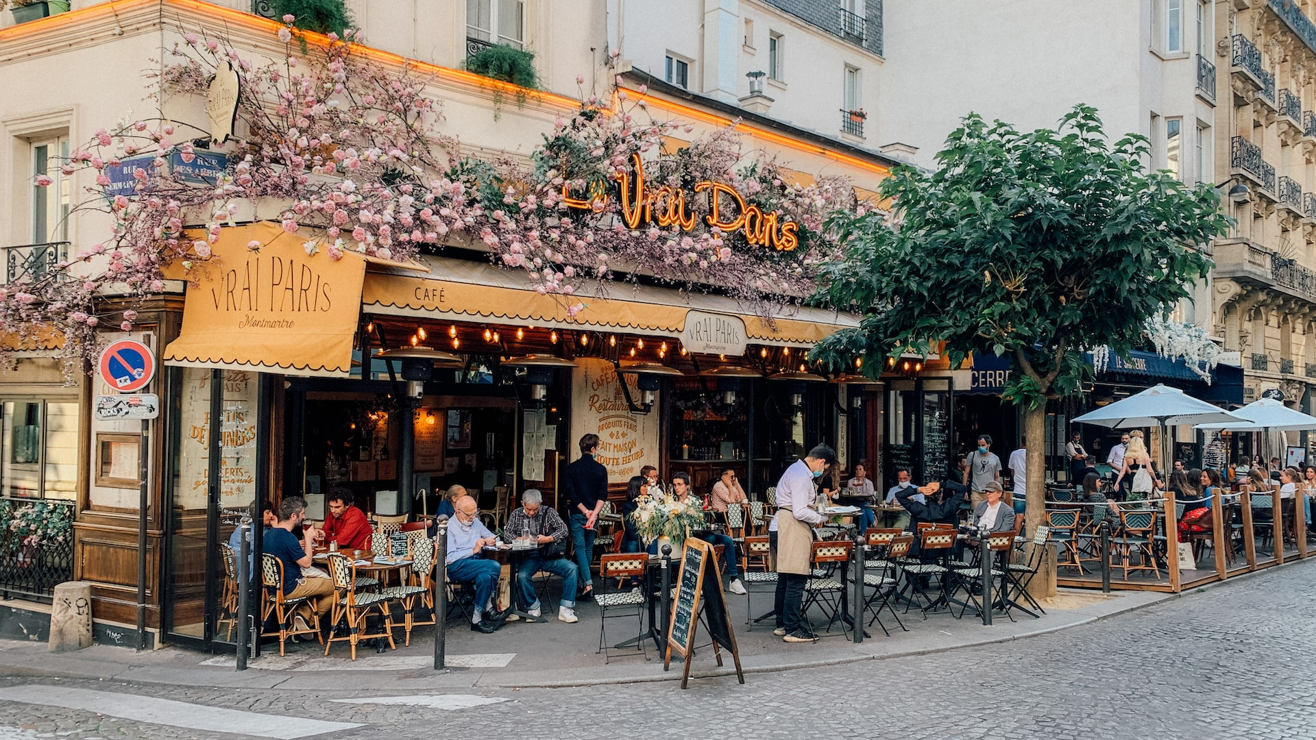 Ľudia na terase rešturácie v Paríži
