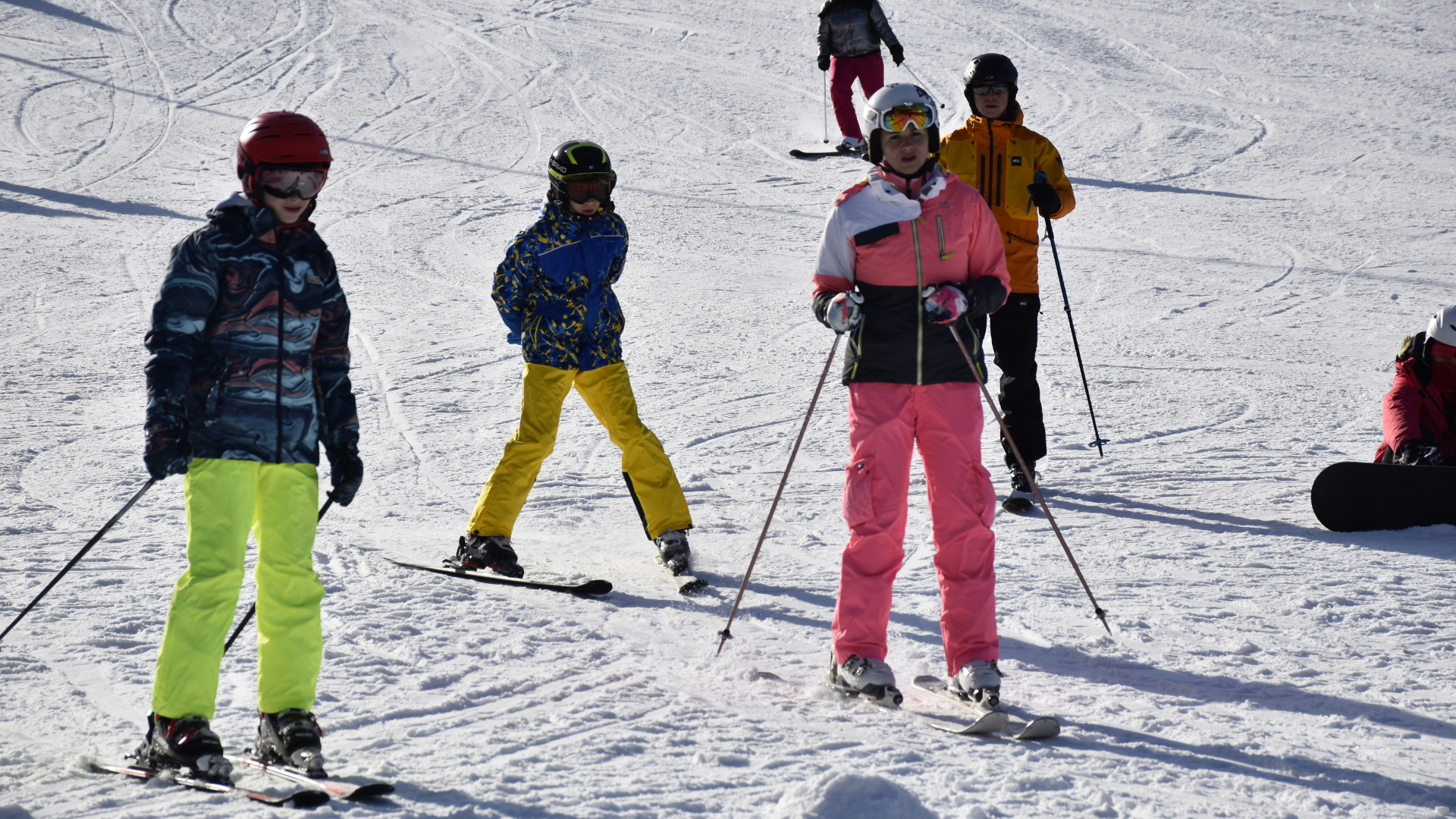 Lyžiari na svahu v Jasnej