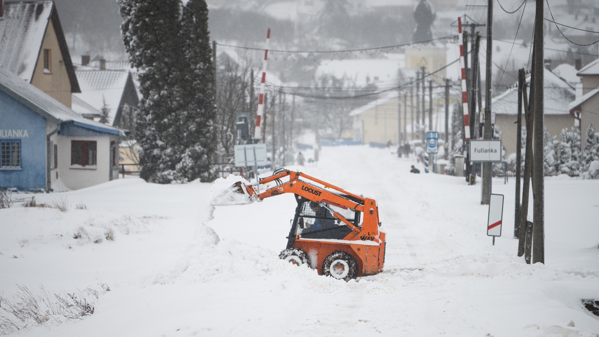 Nakladač odhŕňa sneh vo Fulianke