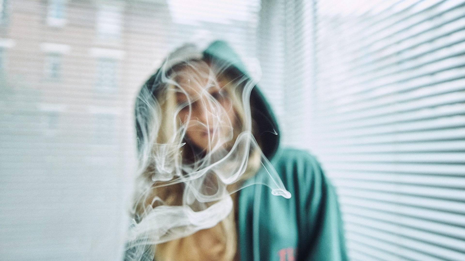 Žena pokrytá dymom z cigarety