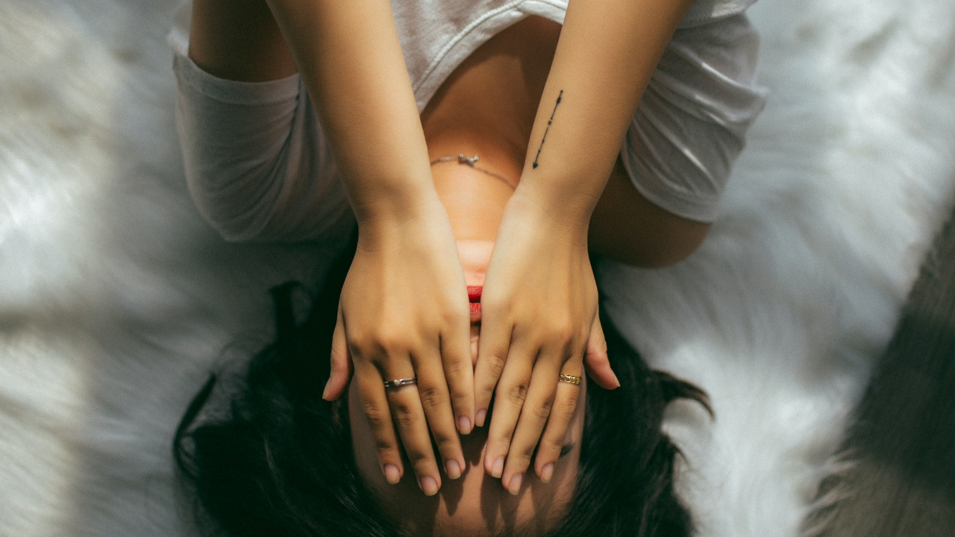 Žena prekrývajúca si tvár rukami