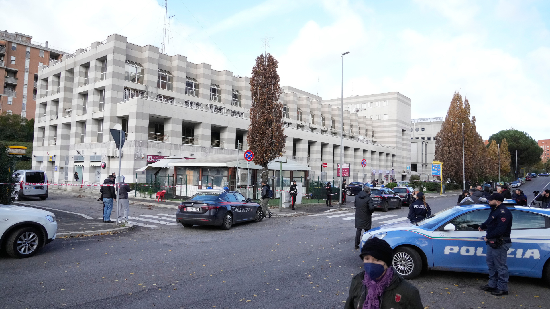 Ľudia pri mieste činu