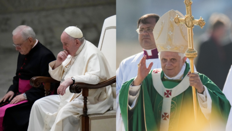 Pápež František a vedúci vatikánskeho protokolu monsignor Leonardo Sapienza a Benedikt XVI.