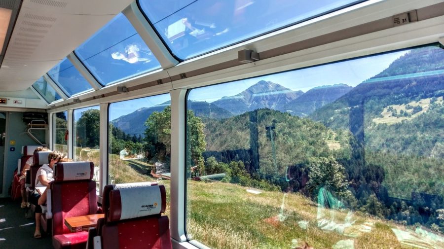 Výhľad z panoramatického vlaku Glacier express vo Švajčiarsku