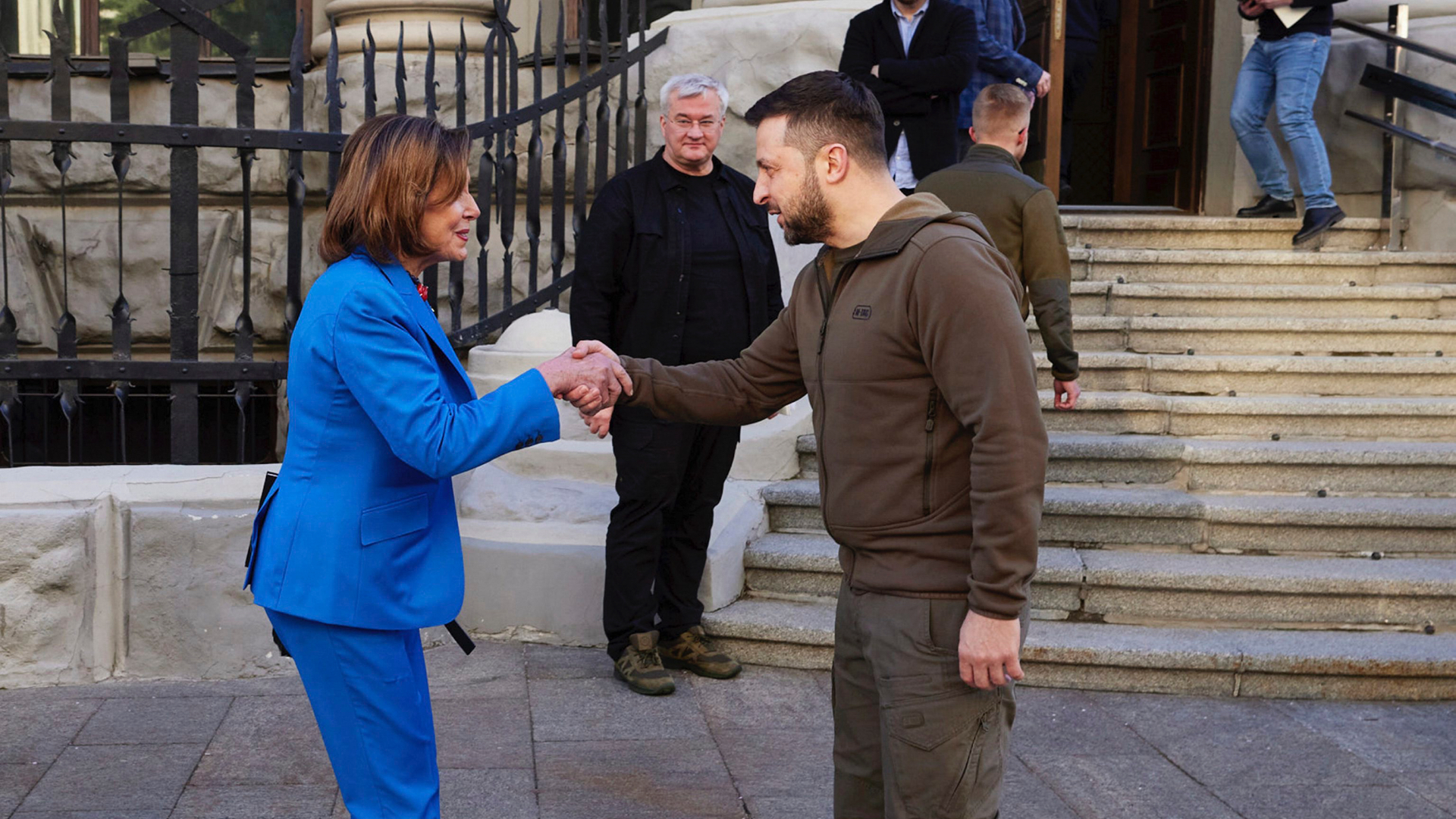 Predsedníčka snemovne reprezentantov Kongresu USA Nancy Pelosiová a ukrajinský prezident Volodymyr Zelenskyj si podávajú ruky