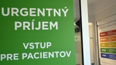 nápis urgentný príjem, nemocnica, pohotovosť, triáž