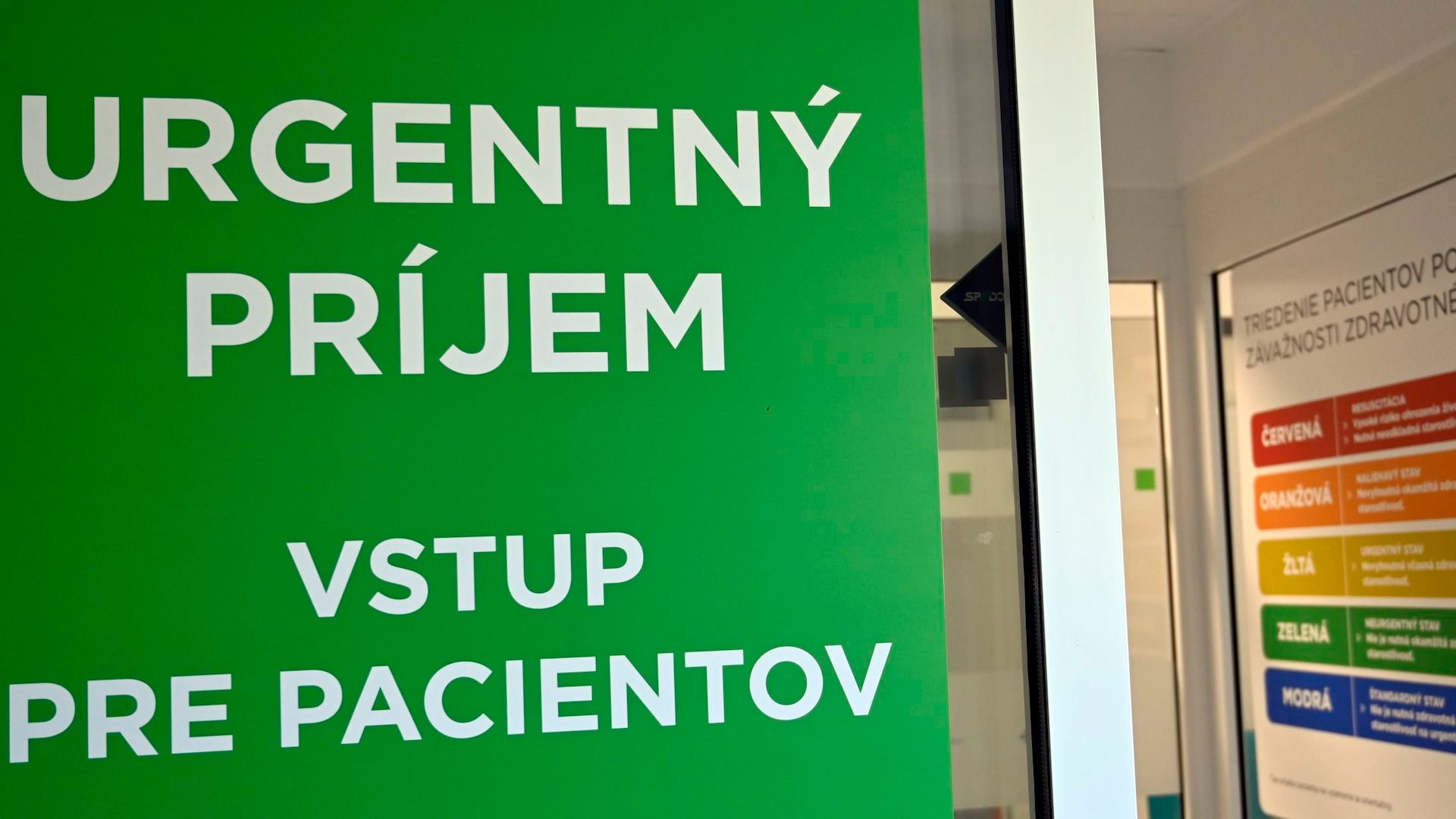 nápis urgentný príjem, nemocnica, pohotovosť, triáž