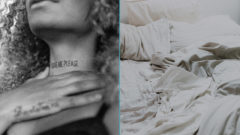 Škrtenie, dievča si drží krk, rozhádzaná posteľ