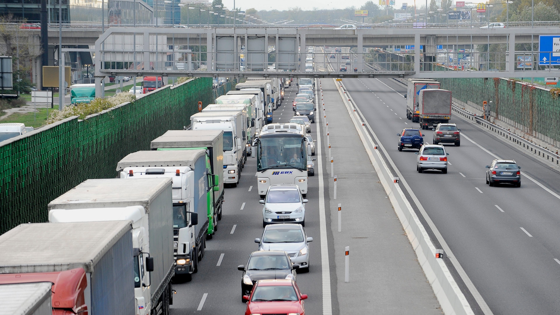 Kolóny vozidiel na obchvate pri Einsteinovej ulici v Bratislave