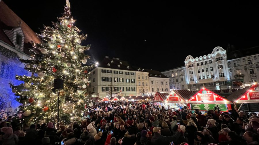 Na snímke vianočný stromček, ktorý rozsvietili na Hlavnom námestí v Bratislave v piatok 25. novembra 2022.