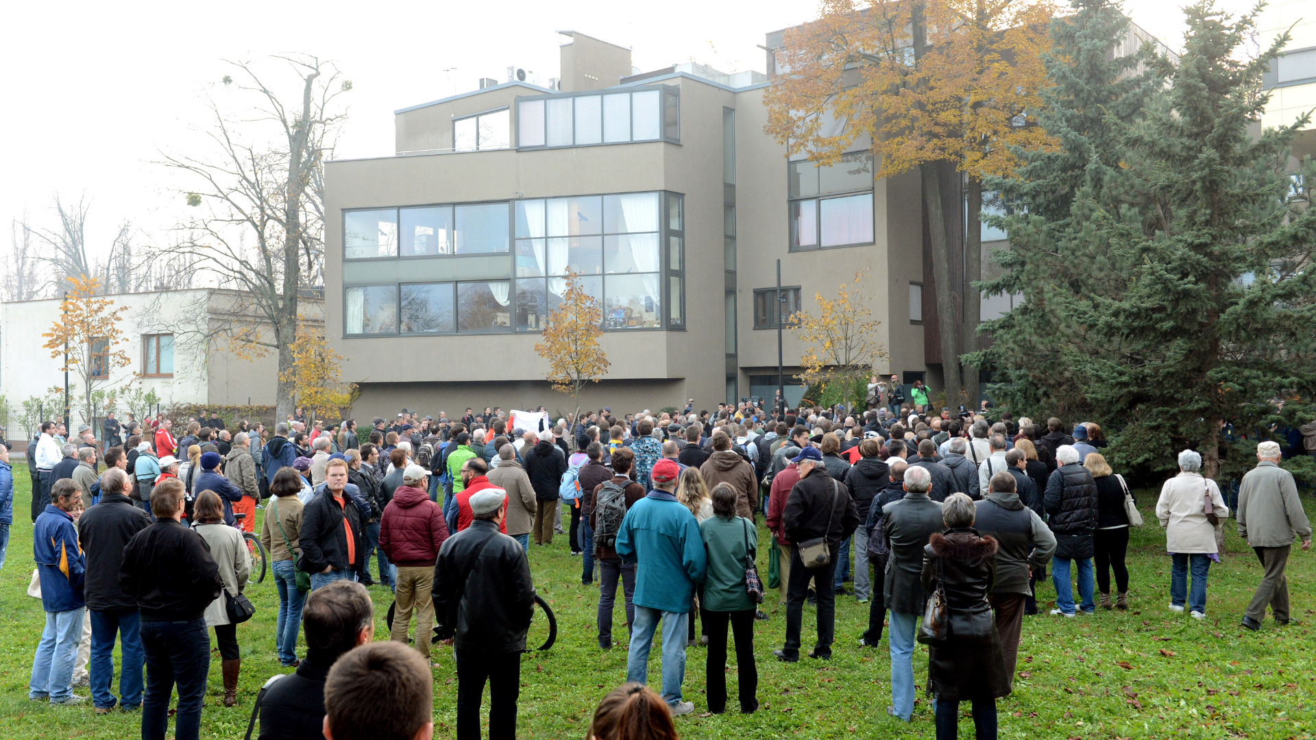 Na snímke protestujúci ľudia