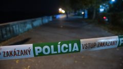 Hrozivý nález pred nákupným centrom. Bezvládne telo ženy ležalo v nákupnom košíku