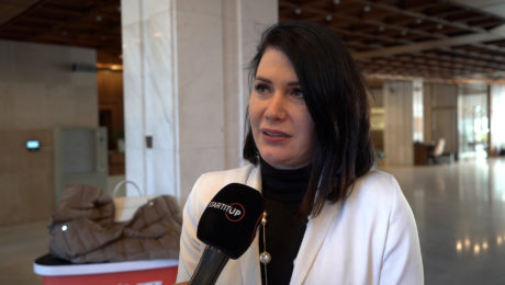 Jana Bittó Cigániková a mikrofón