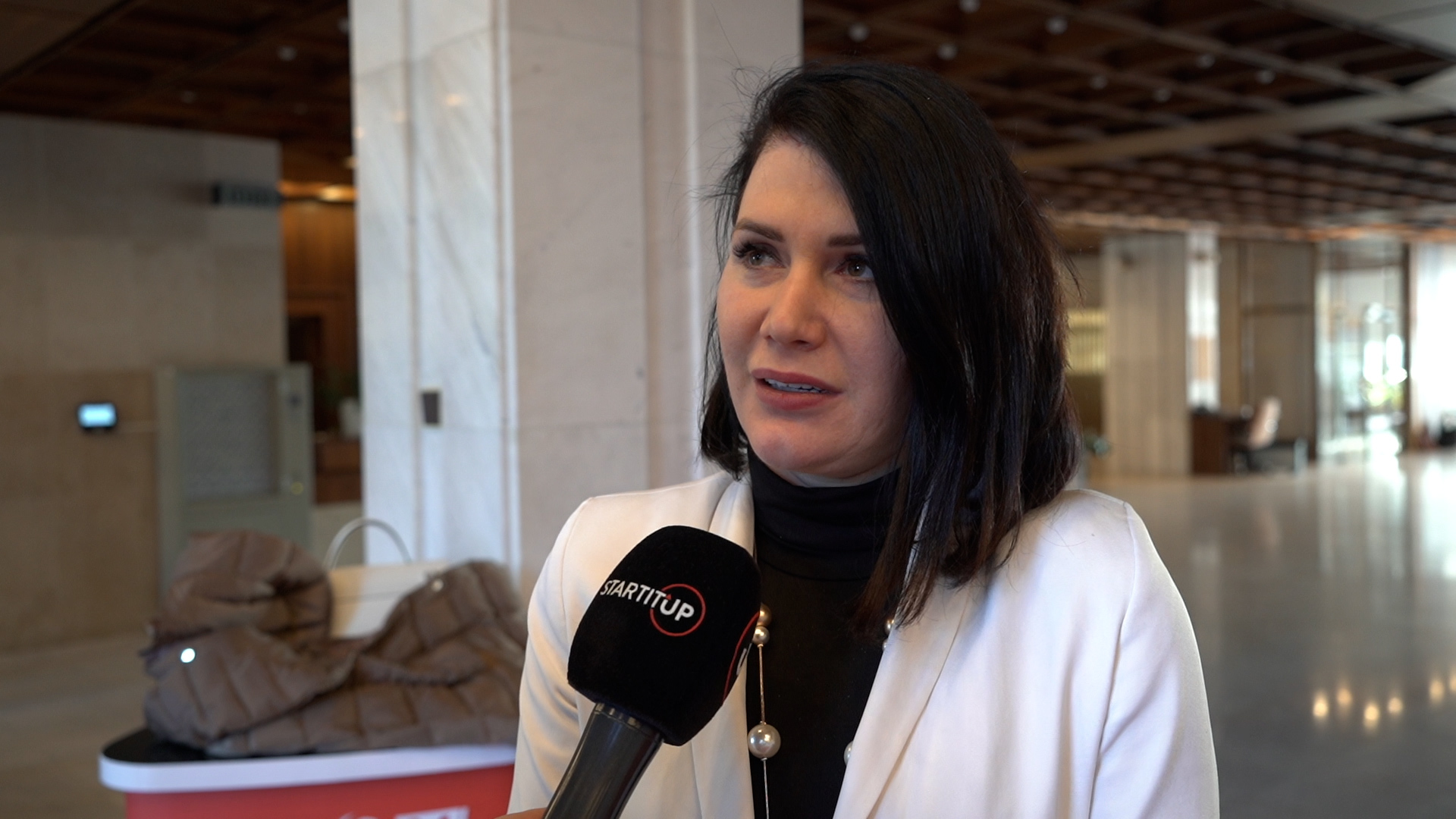 Jana Bittó Cigániková a mikrofón