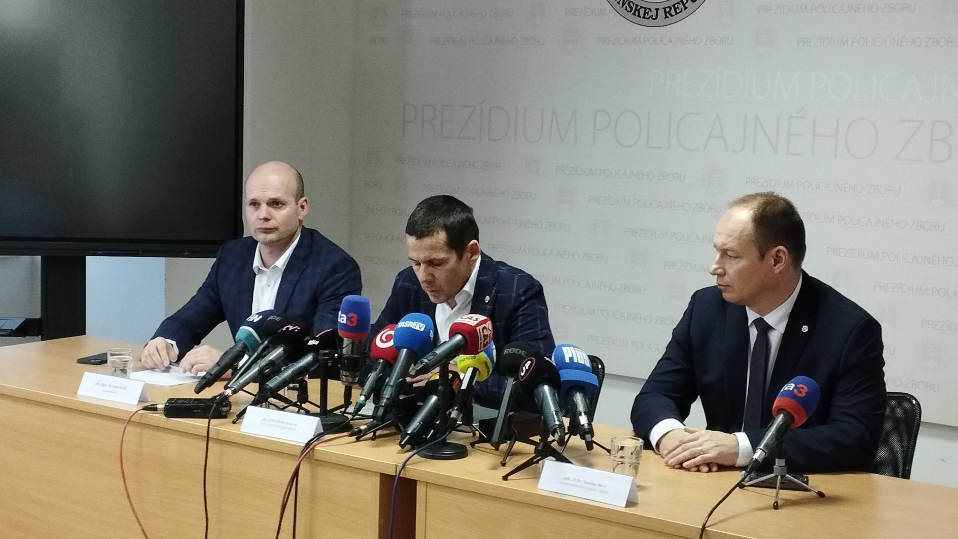 Policajný prezident Štefan Hamran, dvaja viceprezidenti policajného zboru na tlačovej konferencii