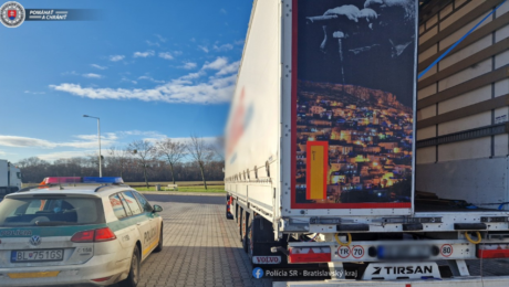 Policajné auto a kamión