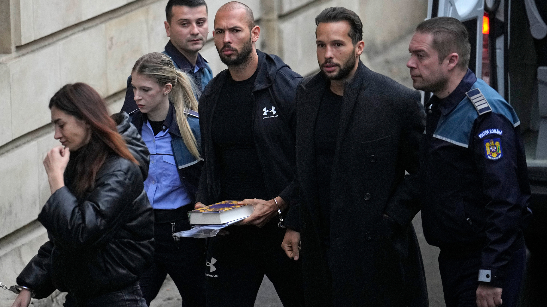 Bratia Tateovci pri zadržaní