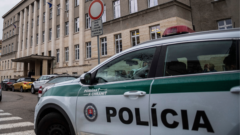 Odparkované policajné auto