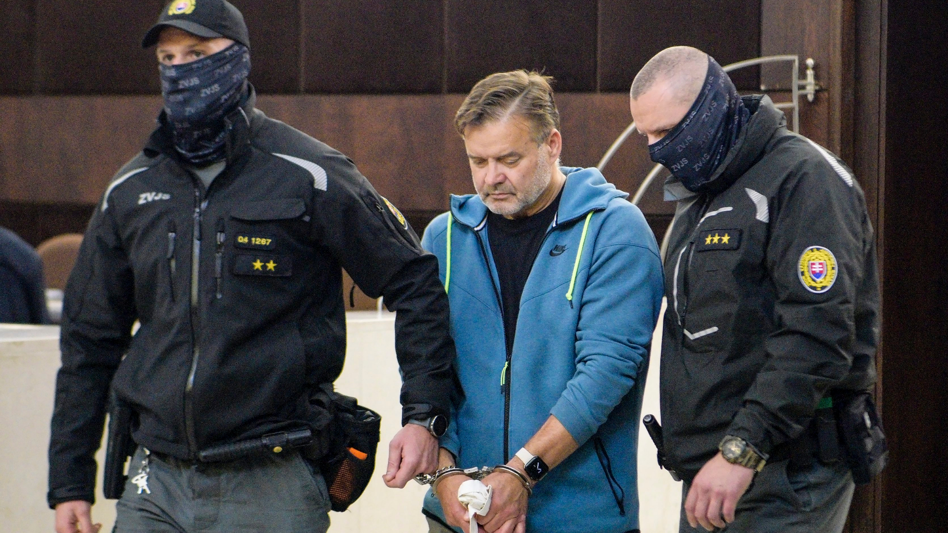 Na snímke obvinený Dušan D. odchádza v sprievode členov Zboru väzenskej a justičnej stráže