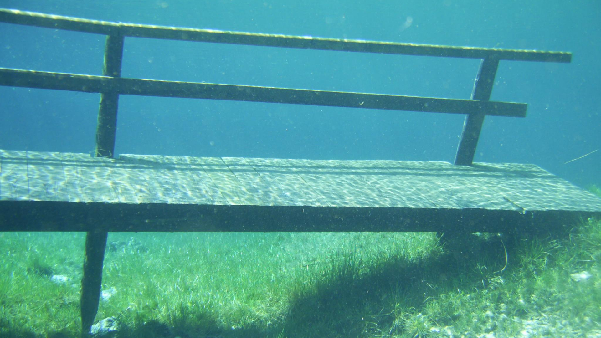 lavička pod vodou
