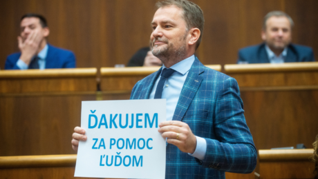 Igor Matovič drží transparent