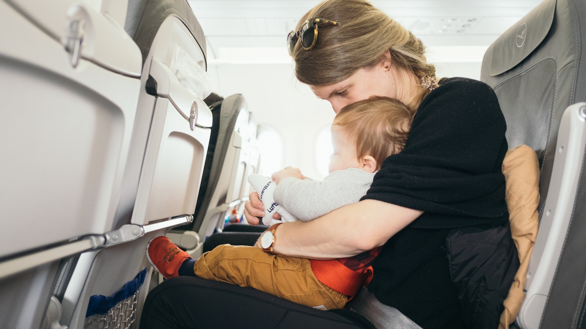 Dieťa a matka na palube lietadla