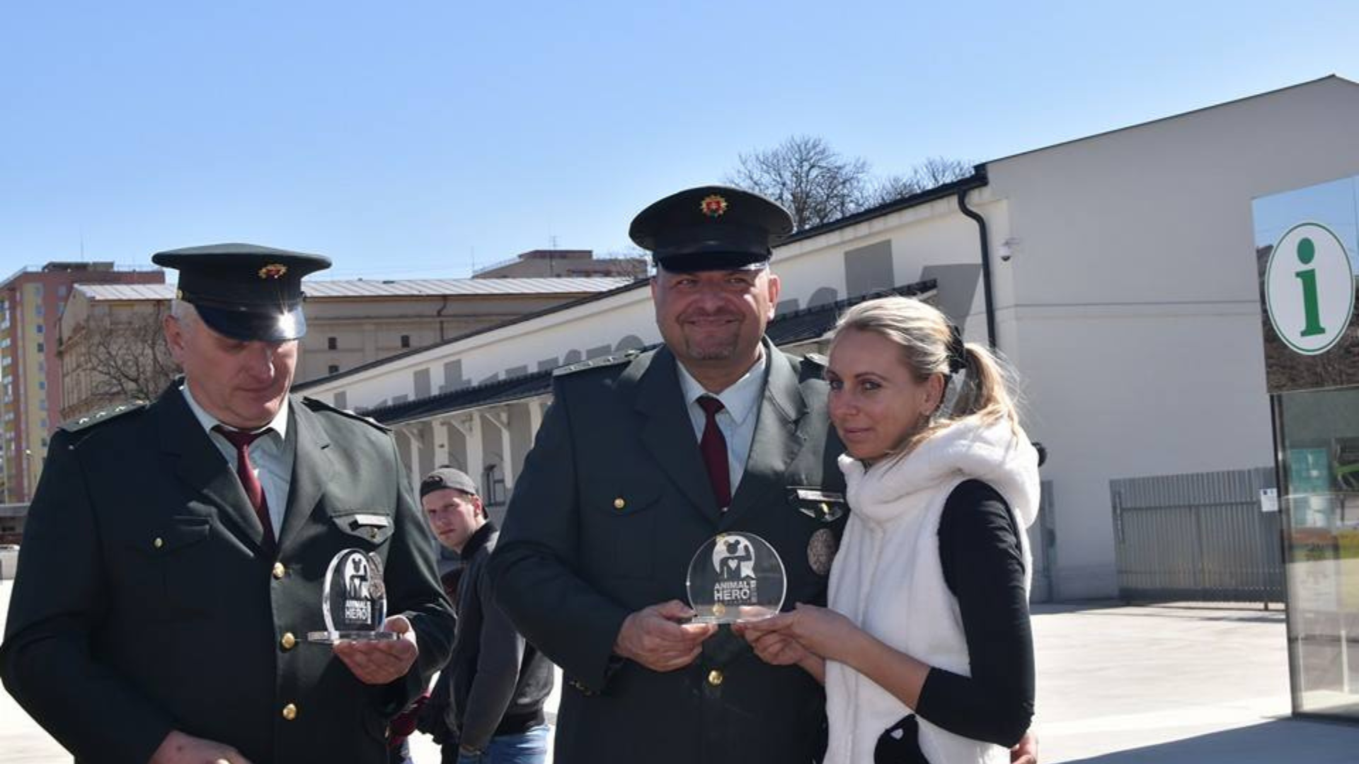 Policajti s členkou inštitútu Zvierací ombudsman